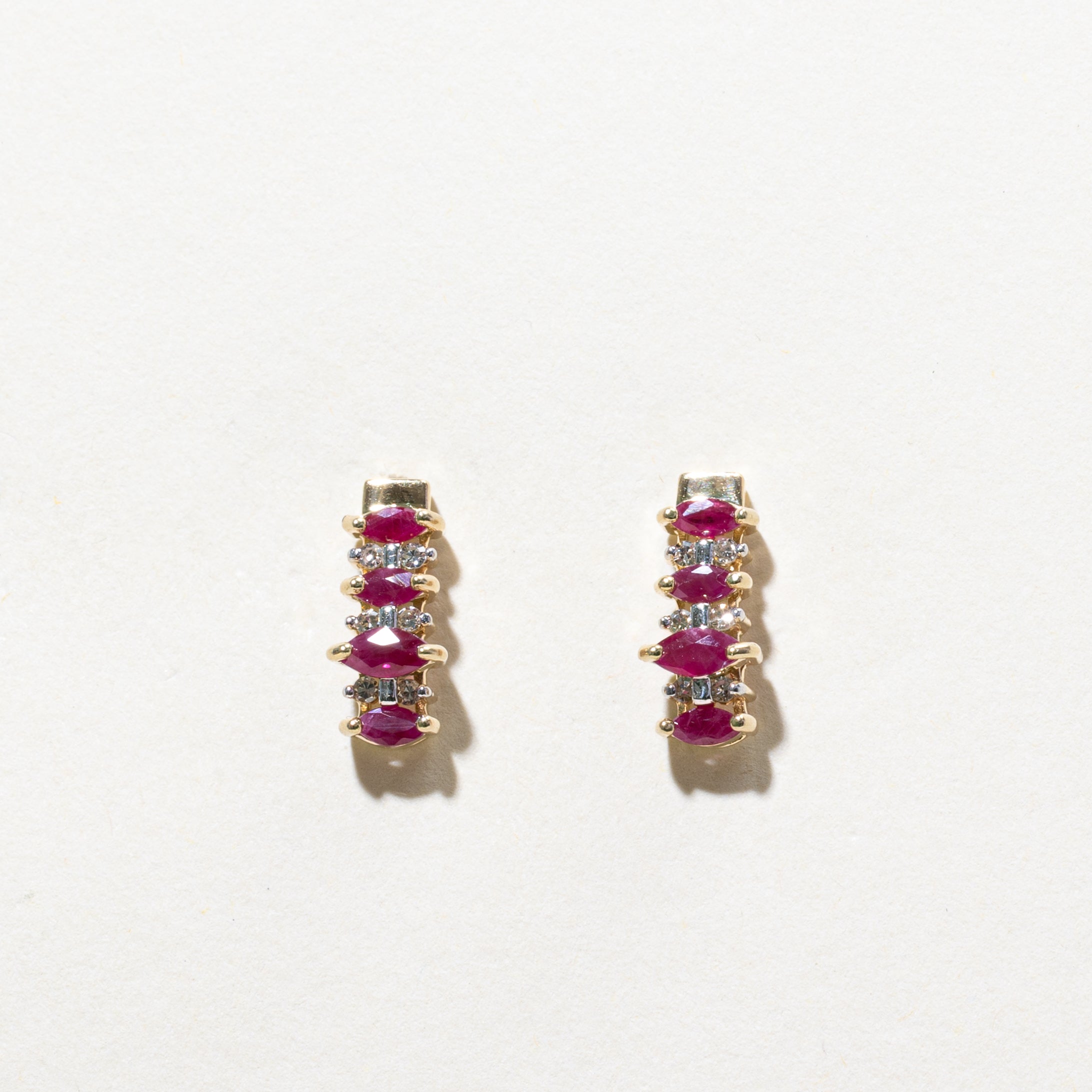 Boucles d'oreilles pendantes incurvées en rubis taille marquise et diamants | 0,50 ct, 0,12 ct