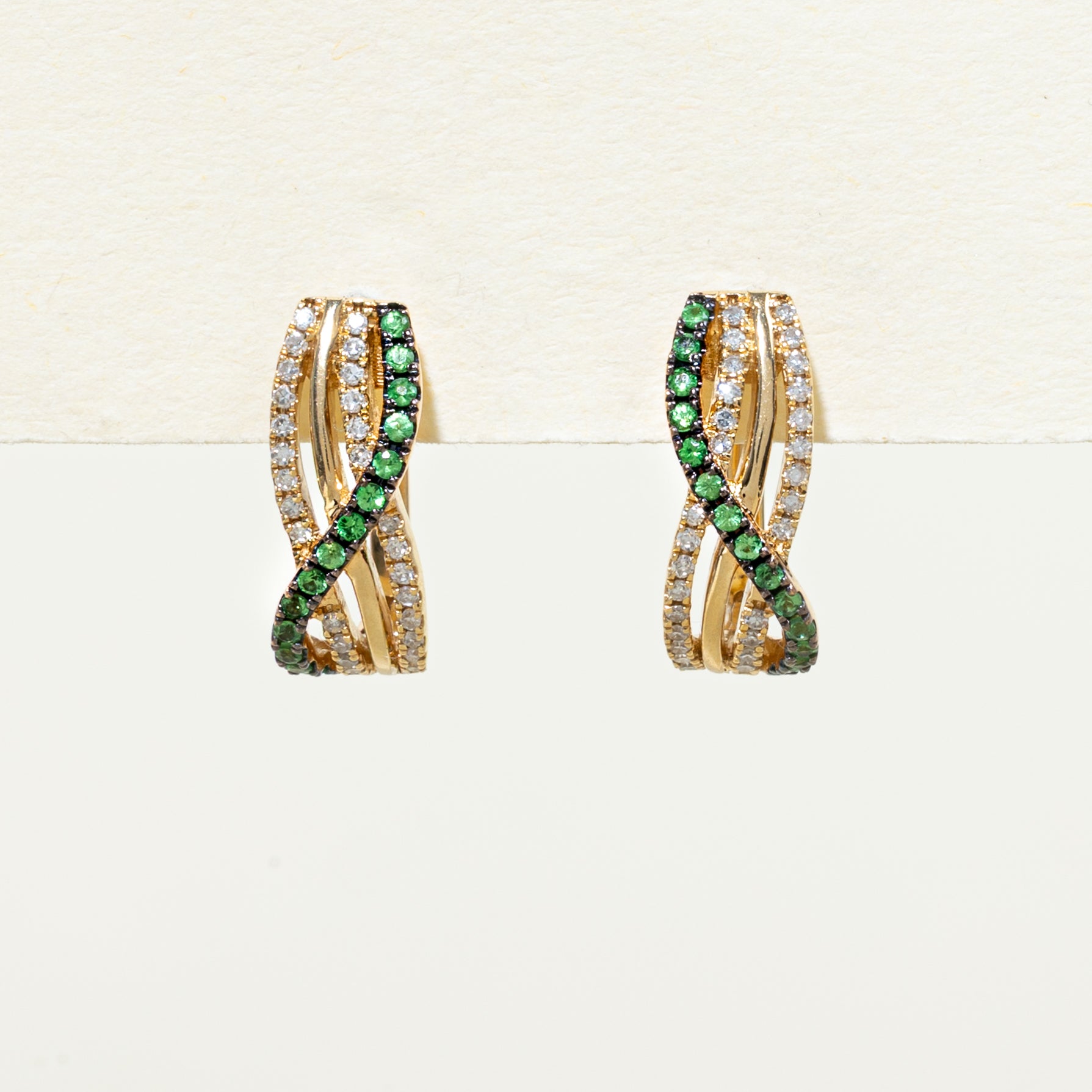 Boucles d'oreilles créoles torsadées en diamants et grenats tsavorites | 0,17 ct, 0,14 ct