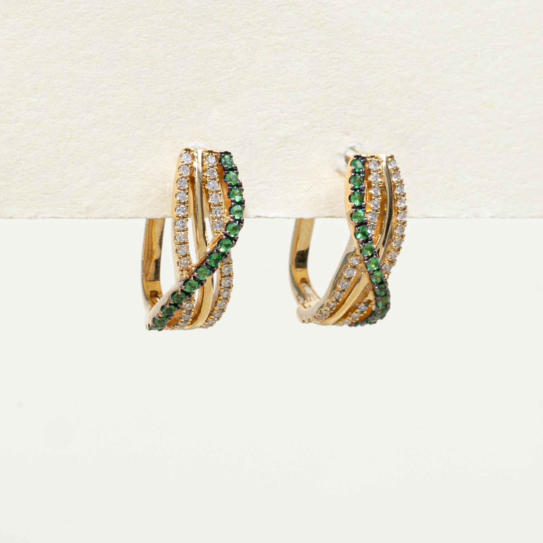 Boucles d'oreilles créoles torsadées en diamants et grenats tsavorites | 0,17 ct, 0,14 ct
