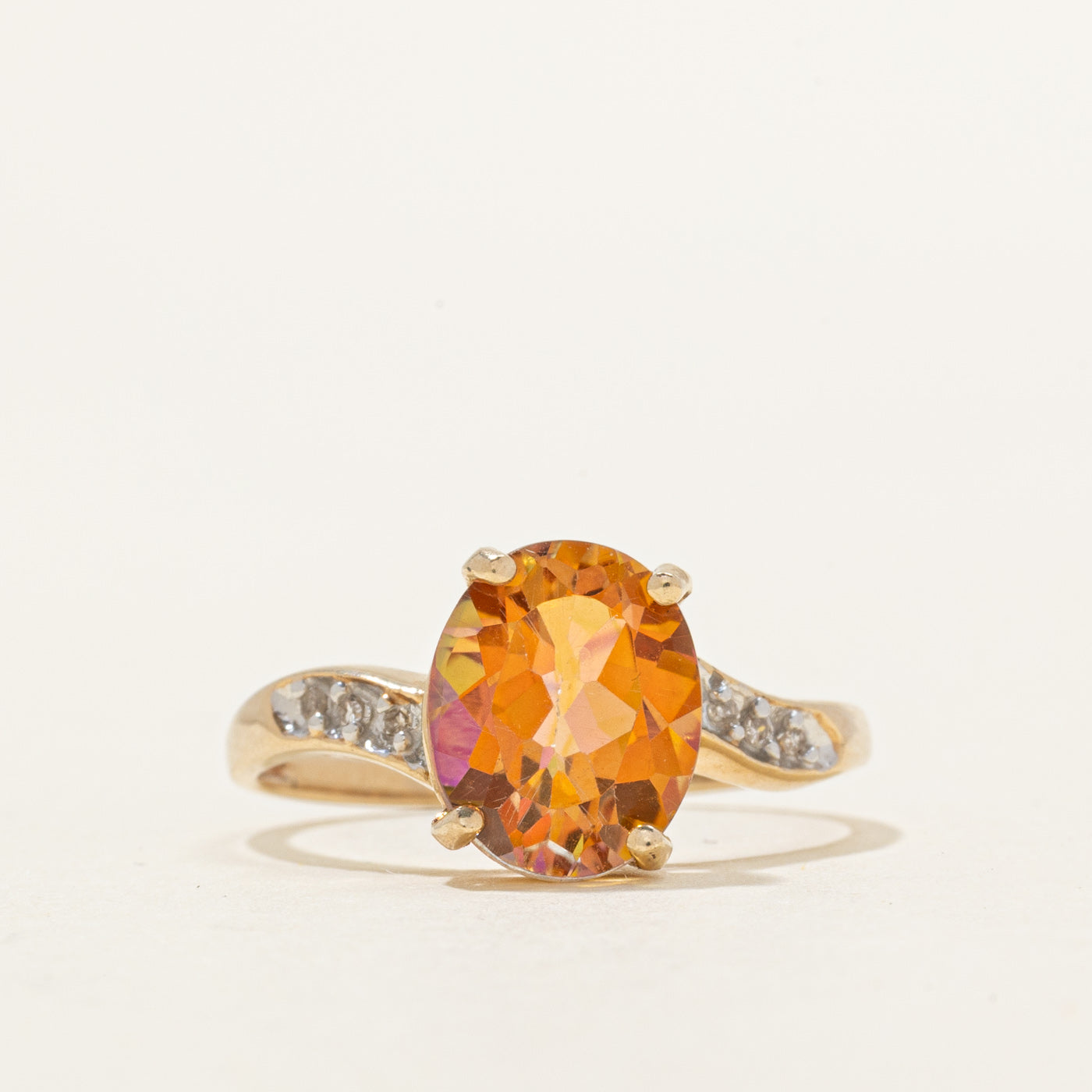 Bague contournée en topaze mystique taille ovale et diamants | 3,25 ct, 0,03 ct au total | Taille 6,75