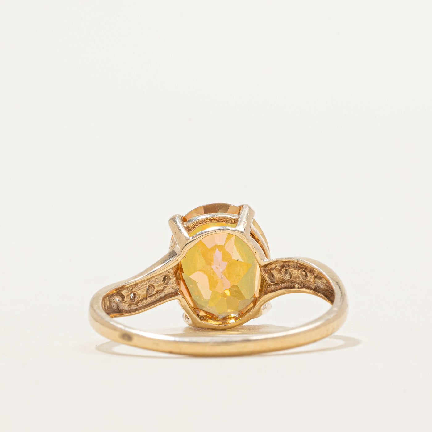 Bague contournée en topaze mystique taille ovale et diamants | 3,25 ct, 0,03 ct au total | Taille 6,75