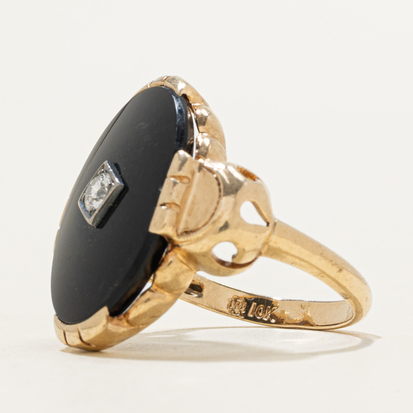 Bague ornée d'onyx ovale et de diamants | 6,50 ct, 0,12 ct | Taille 6,75