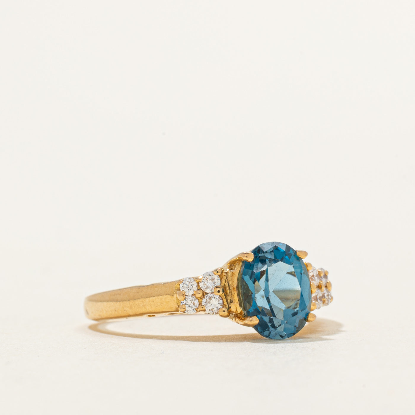 Bague en topaze bleue de Londres taille ovale et diamants | 0,92 ct, 0,16 ct au total | Taille 6,5