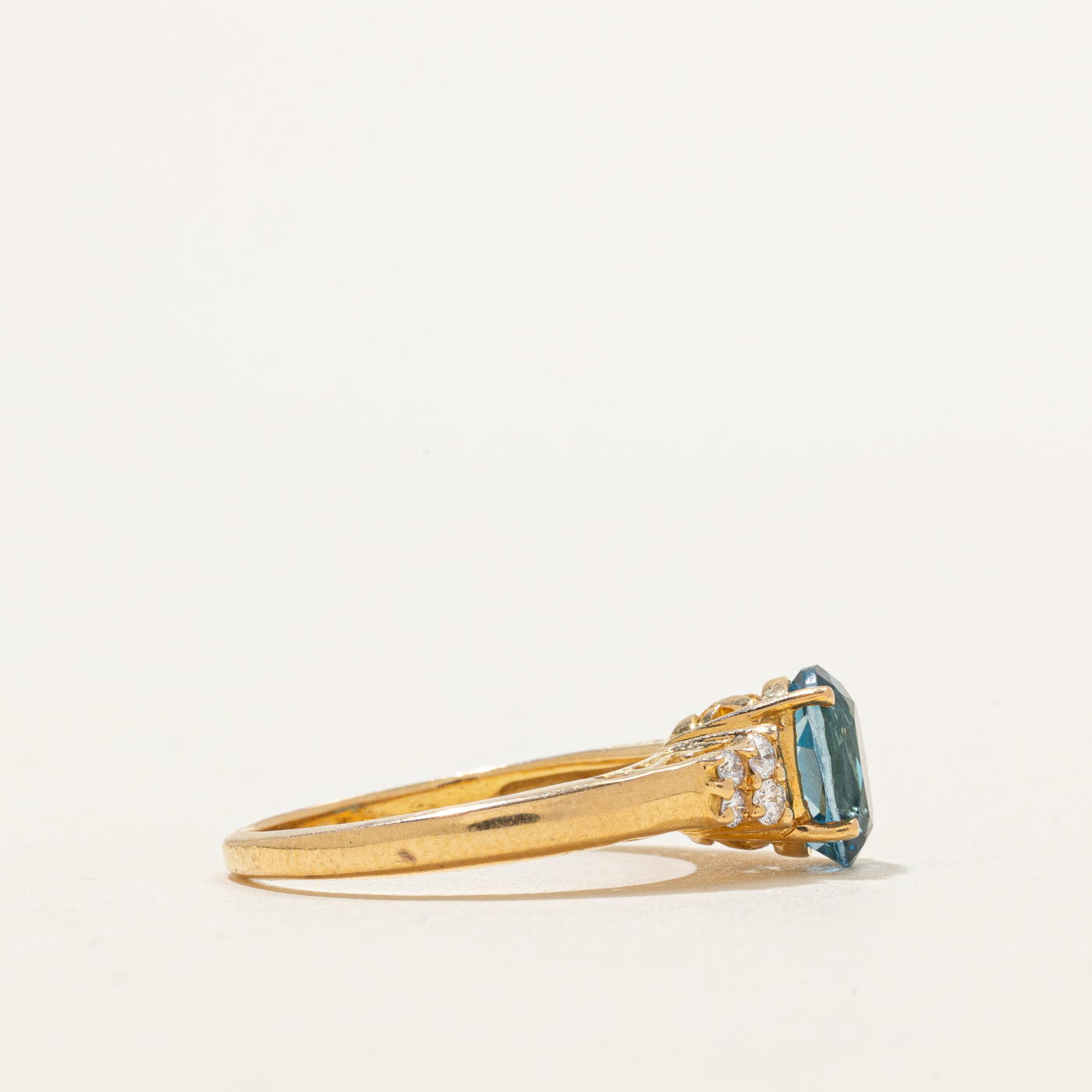 Bague en topaze bleue de Londres taille ovale et diamants | 0,92 ct, 0,16 ct au total | Taille 6,5