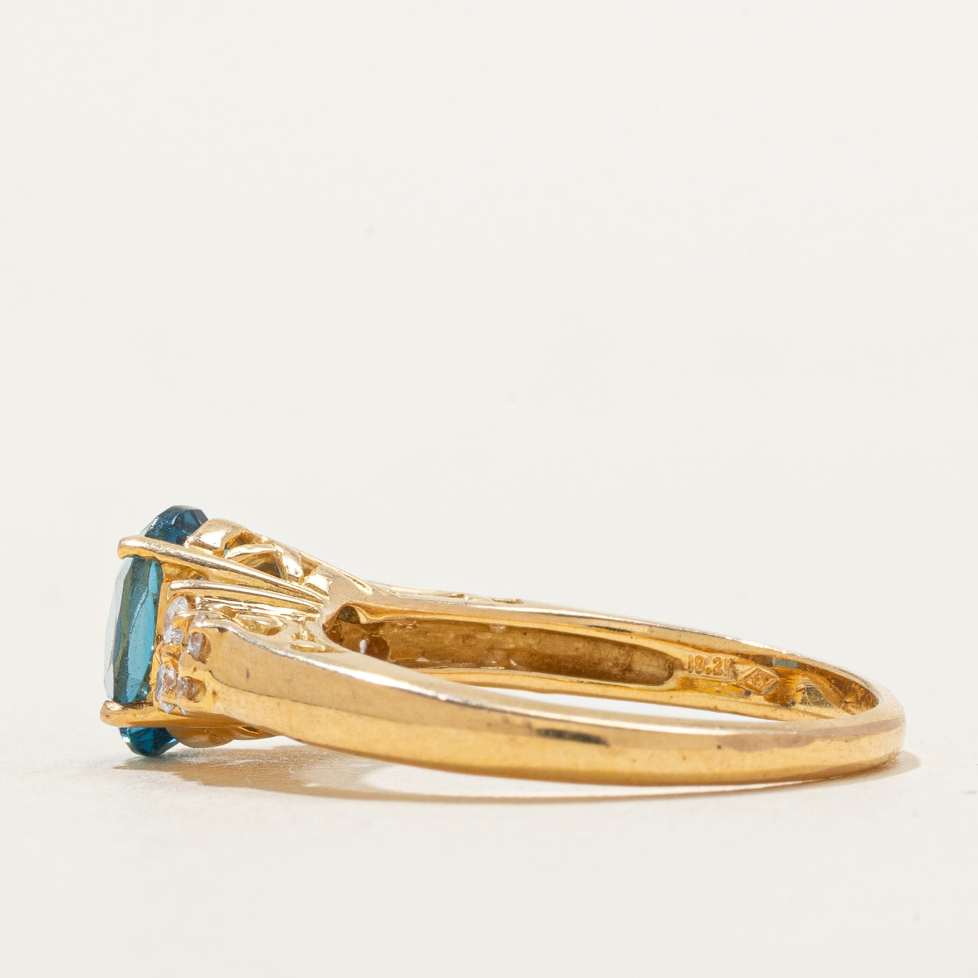 Bague en topaze bleue de Londres taille ovale et diamants | 0,92 ct, 0,16 ct au total | Taille 6,5