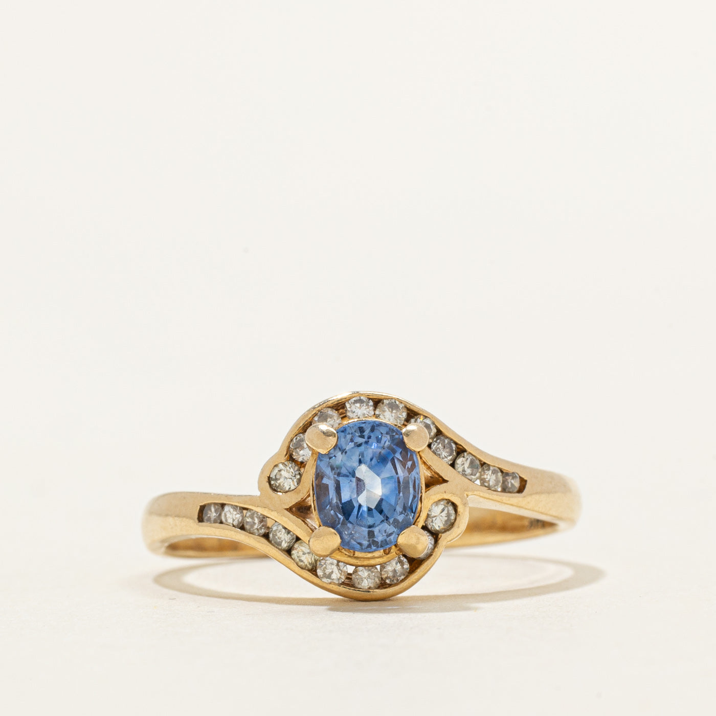Bague halo saphir ovale et diamants | 0,80 ct, 0,22 ct au total | Taille 9