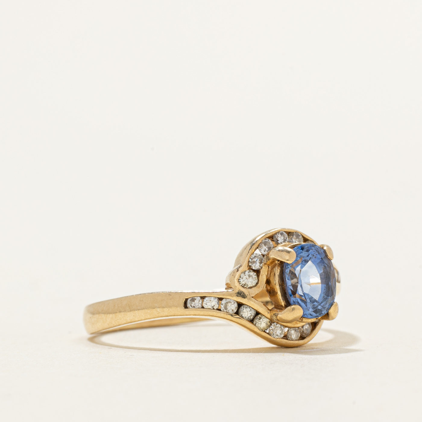 Bague halo saphir ovale et diamants | 0,80 ct, 0,22 ct au total | Taille 9