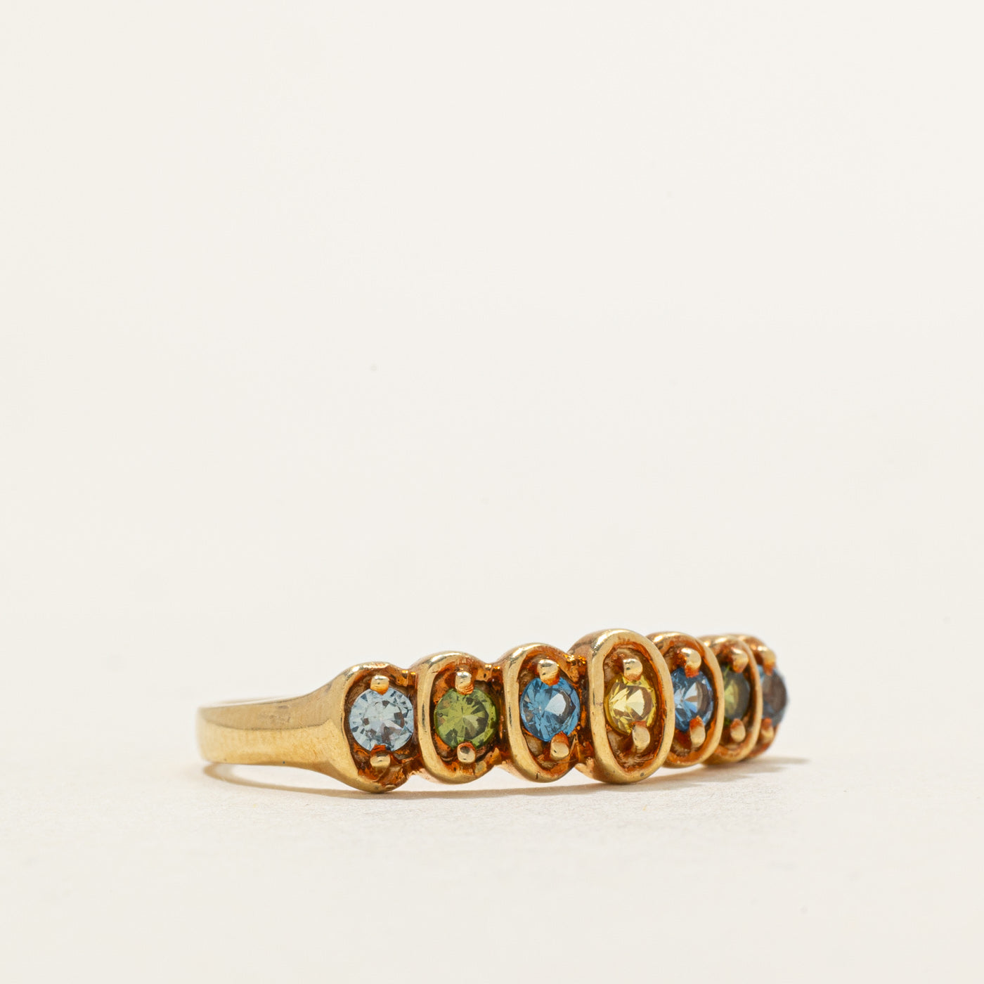 Bague en or 18 carats sertie de sept pierres : spinelle synthétique et saphir synthétique | 0,40 ct au total | Taille 9,25