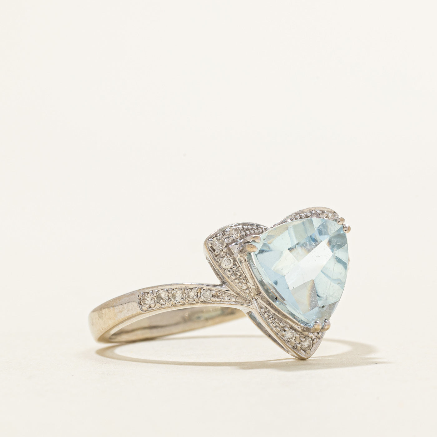 Bague ornée d'une aigue-marine taille trillion et de diamants | 1,85 ct, 0,12 ct au total | Taille 9,25