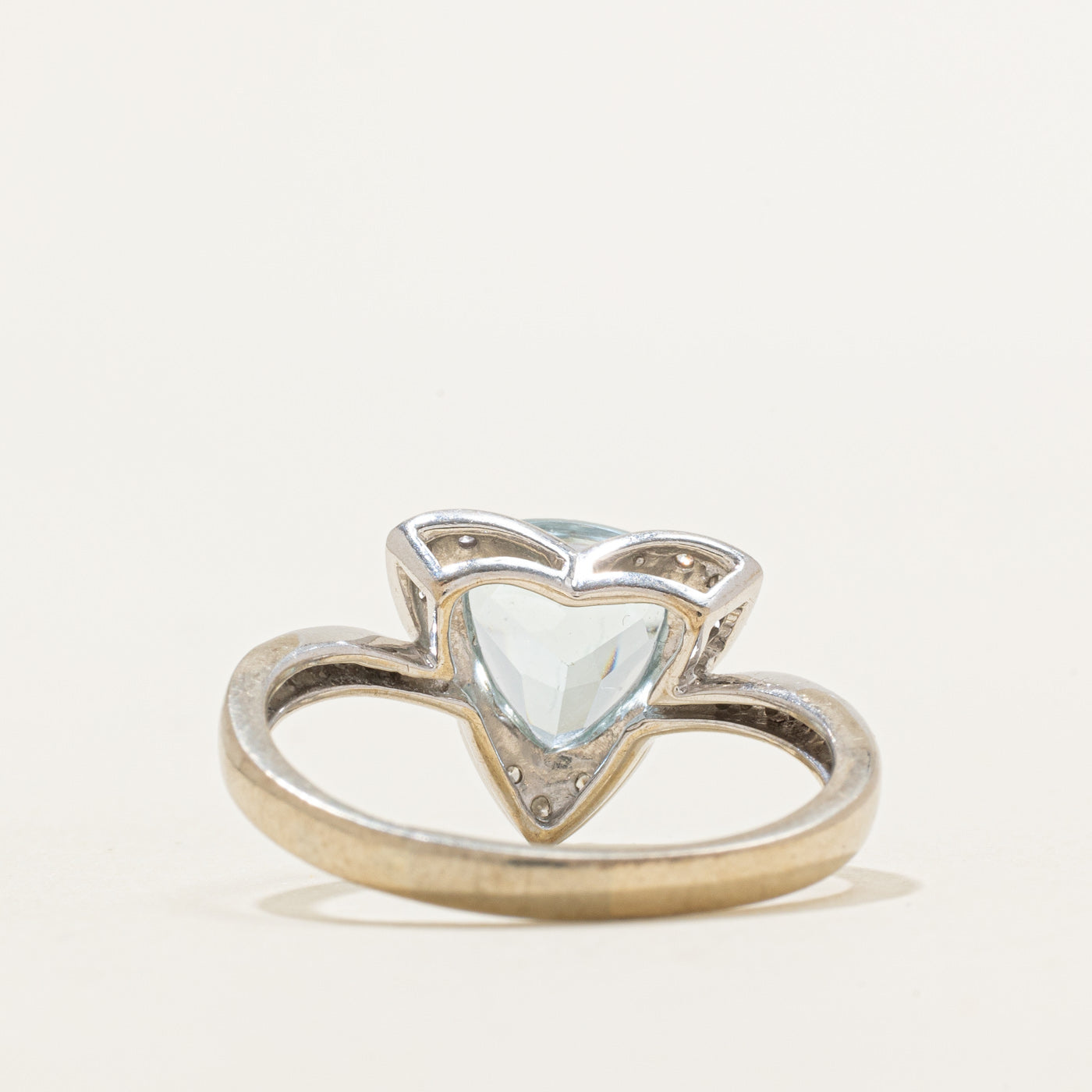 Bague ornée d'une aigue-marine taille trillion et de diamants | 1,85 ct, 0,12 ct au total | Taille 9,25