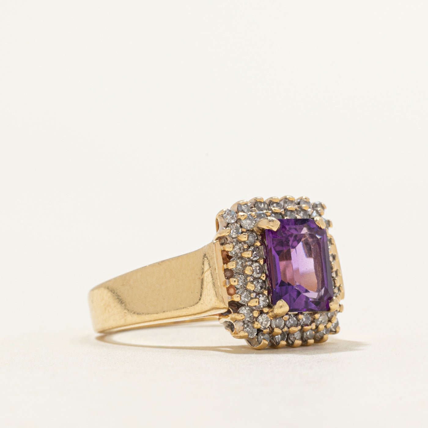 Bague halo en pétales d'améthyste taille émeraude et diamants | 1,50 ct, 0,40 ct au total | Taille 6,25