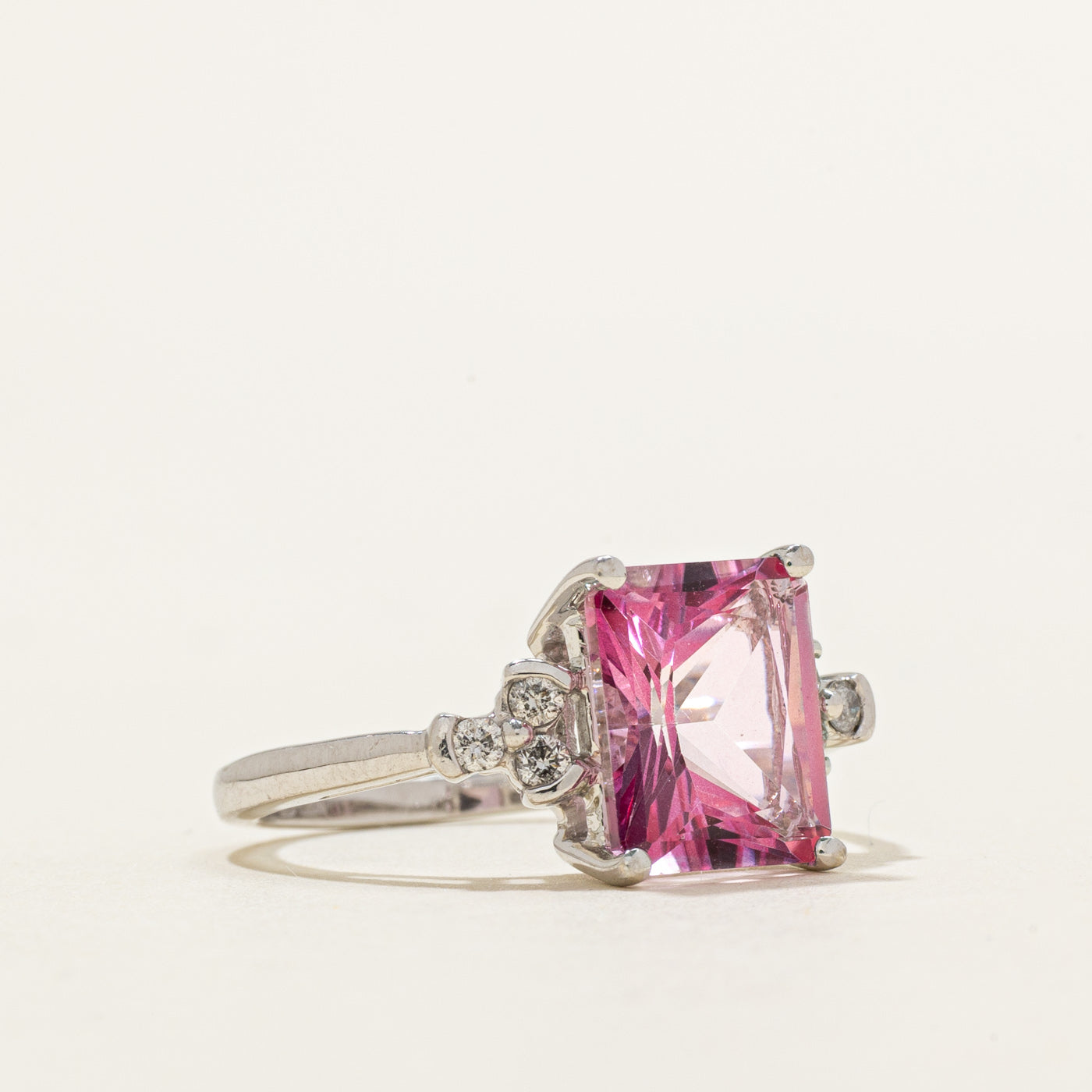 Bague ornée d'une topaze rose taille radiant et de diamants | 4,50 ct, 0,12 ct au total | Taille 7