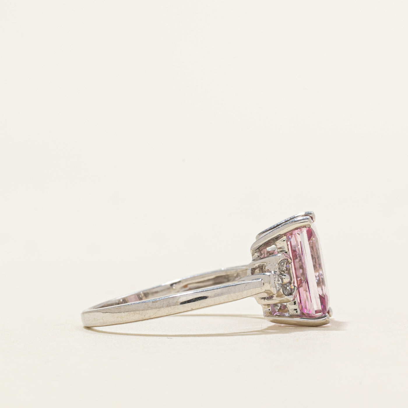 Bague ornée d'une topaze rose taille radiant et de diamants | 4,50 ct, 0,12 ct au total | Taille 7