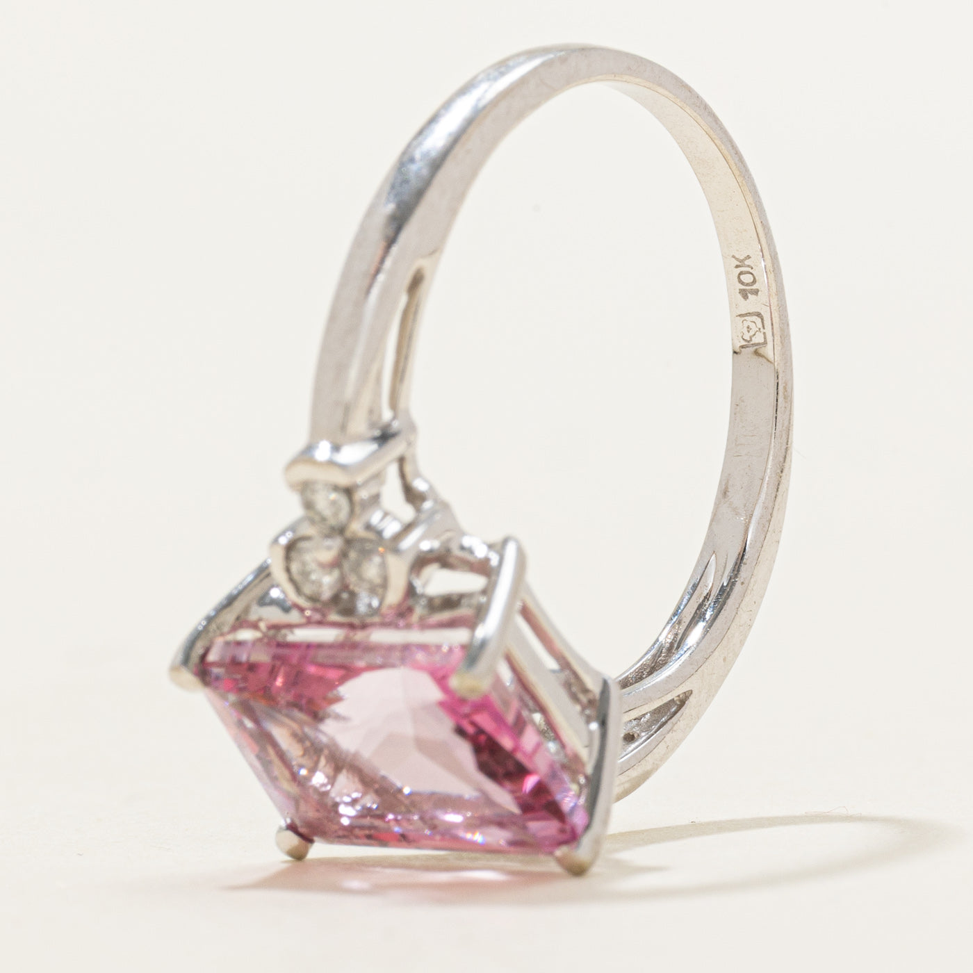 Bague ornée d'une topaze rose taille radiant et de diamants | 4,50 ct, 0,12 ct au total | Taille 7