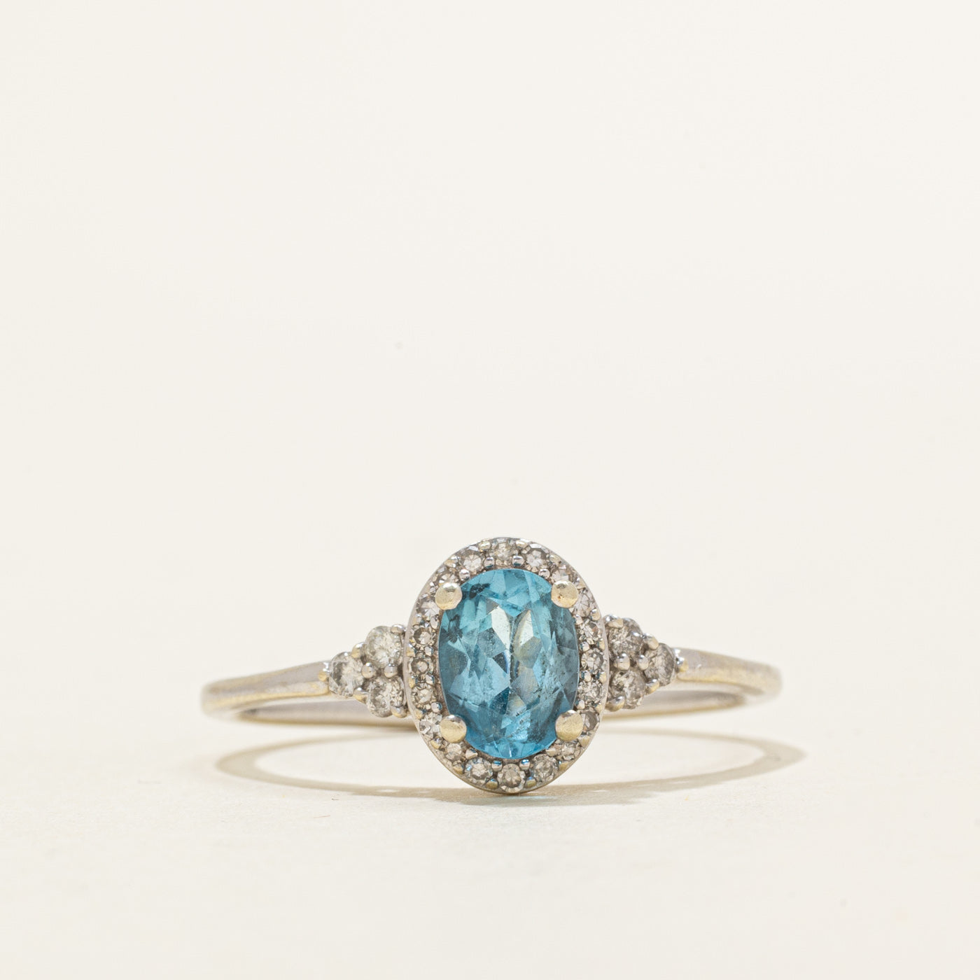 Bague halo topaze ovale et diamants | 0,84 ct, 0,20 ct au total | Taille 9,75