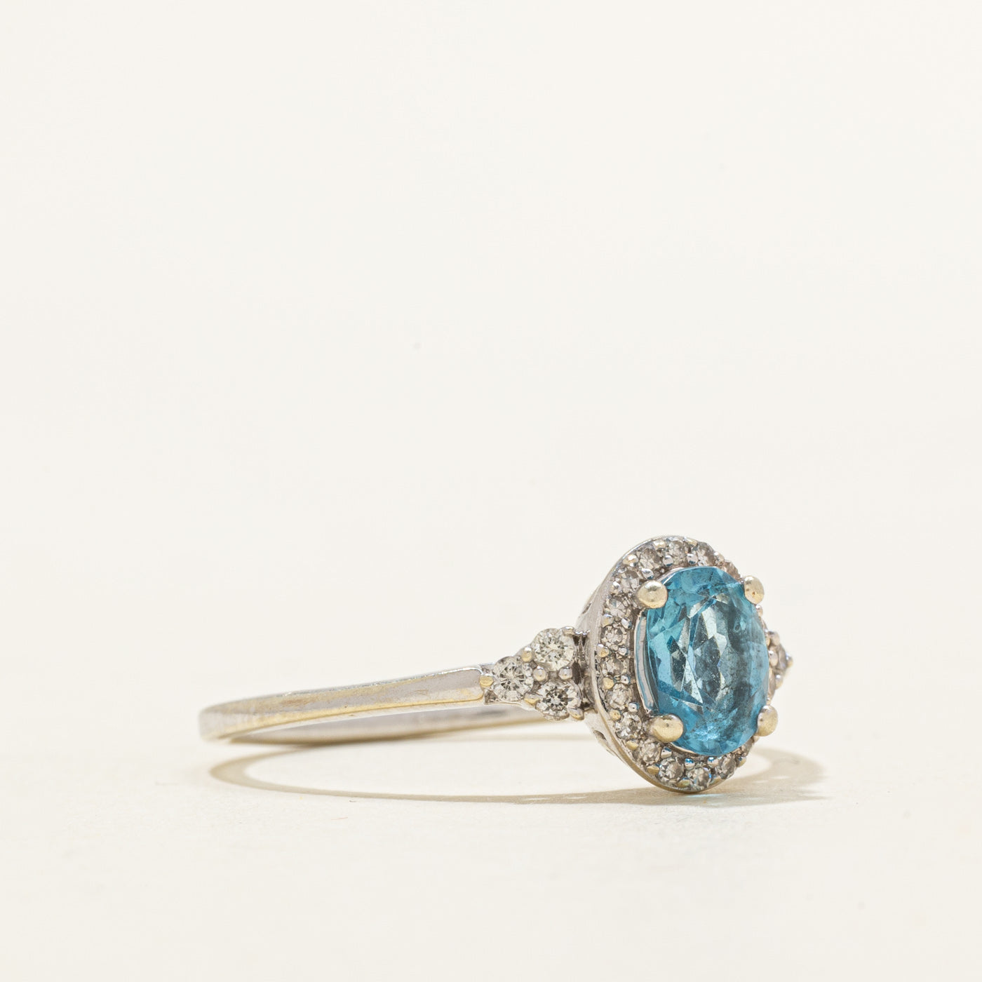 Bague halo topaze ovale et diamants | 0,84 ct, 0,20 ct au total | Taille 9,75
