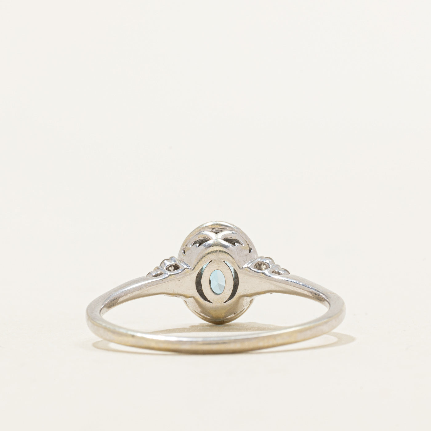 Bague halo topaze ovale et diamants | 0,84 ct, 0,20 ct au total | Taille 9,75
