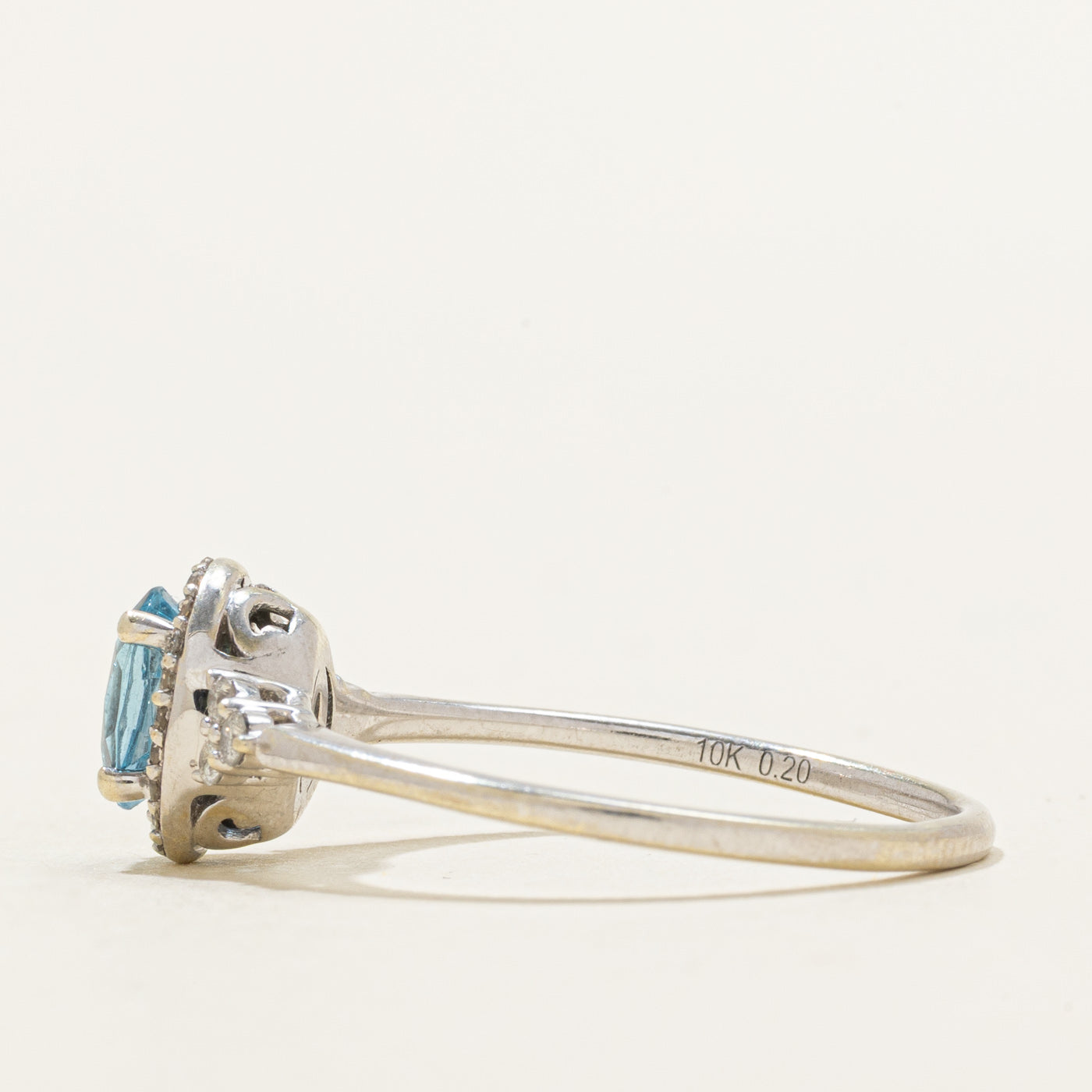 Bague halo topaze ovale et diamants | 0,84 ct, 0,20 ct au total | Taille 9,75