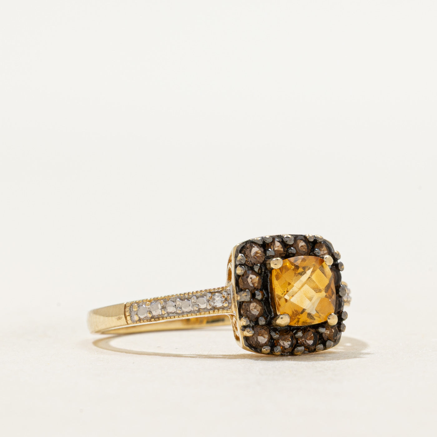 Bague halo en citrine à damier, quartz fumé et diamants | 0,49 ct, 0,15 ct au total | Taille 6,5