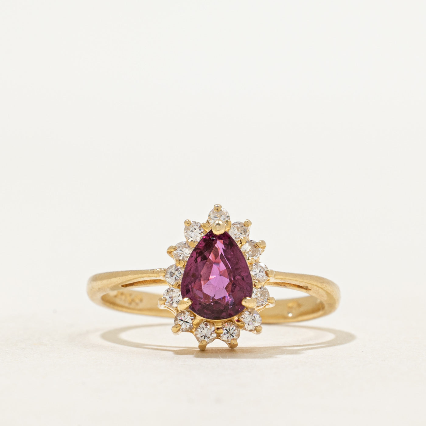 Bague halo rubis taille poire et diamants | 0,65 ct, 0,08 ct au total | Taille 4,75