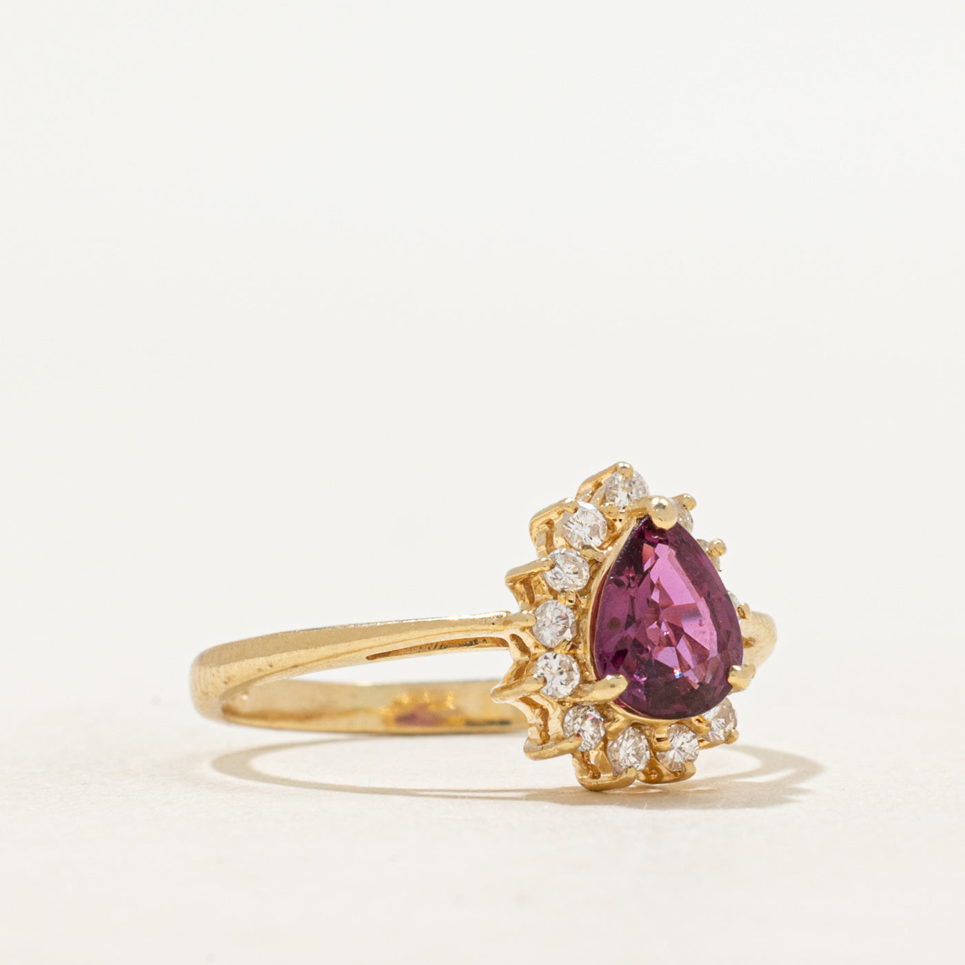 Bague halo rubis taille poire et diamants | 0,65 ct, 0,08 ct au total | Taille 4,75