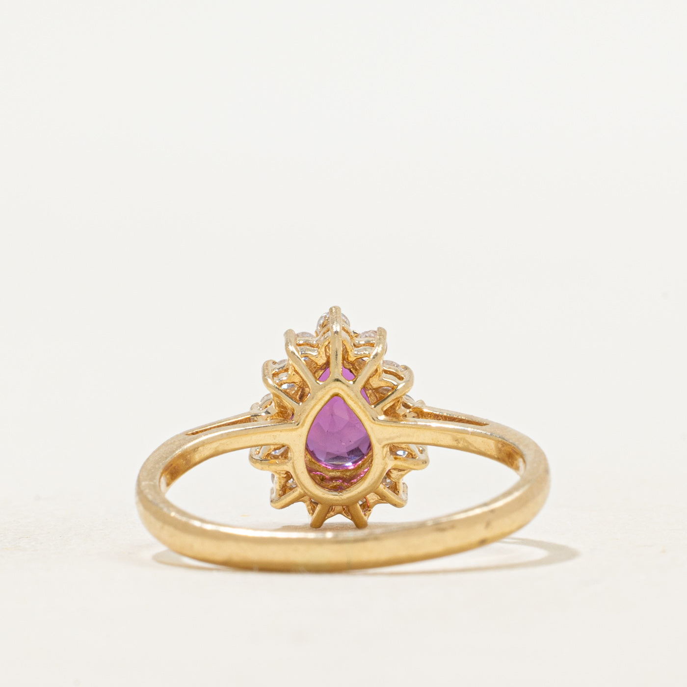 Bague halo rubis taille poire et diamants | 0,65 ct, 0,08 ct au total | Taille 4,75