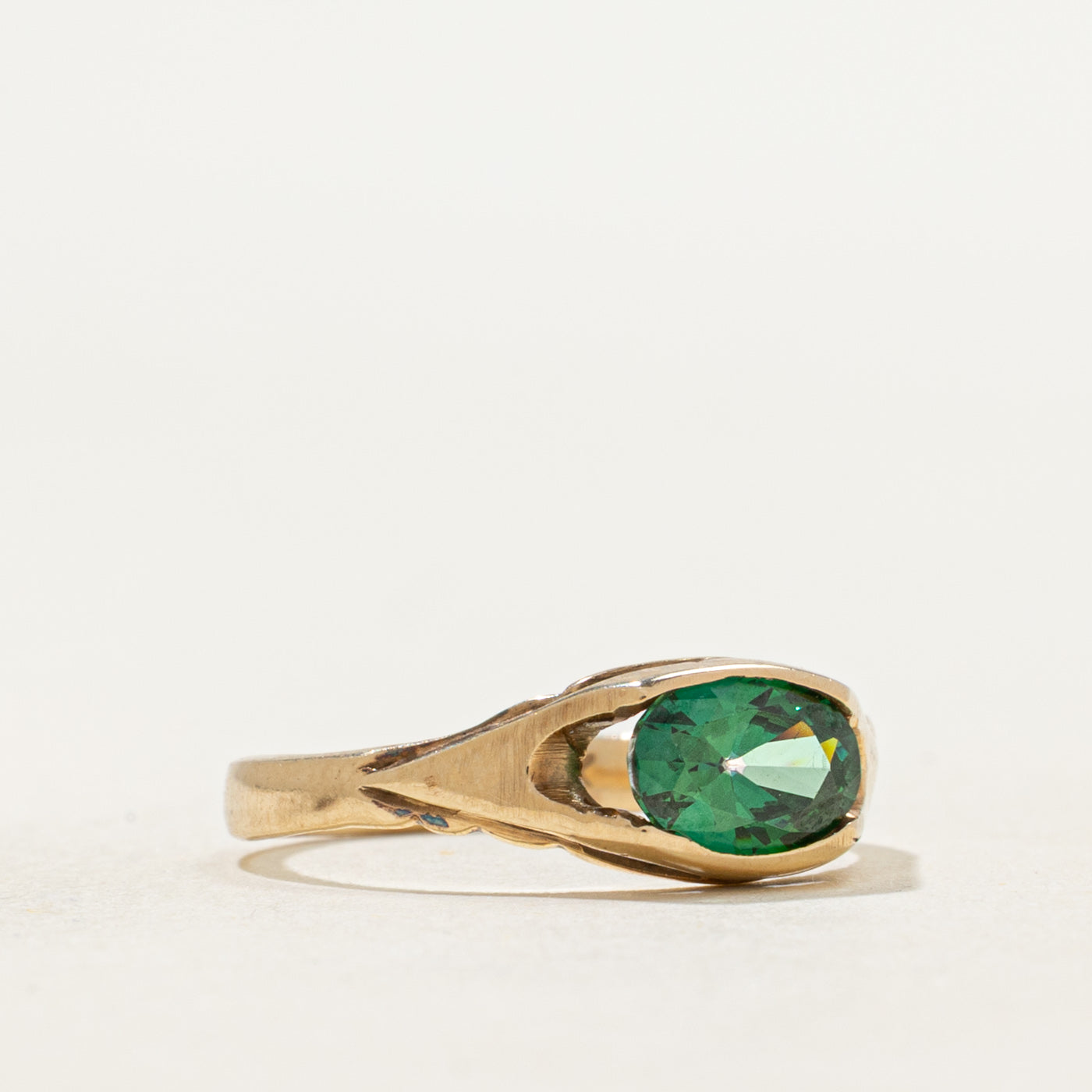 Bague ouverte en verre vert pâte | 0,67 ct | Taille 4,75
