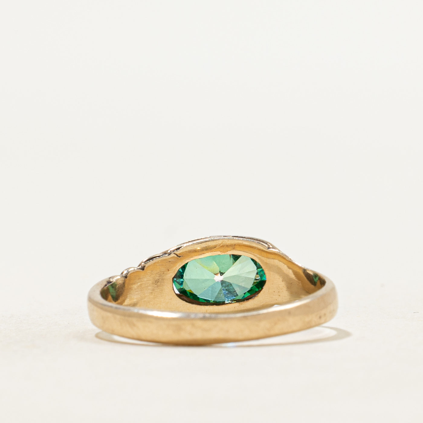 Bague ouverte en verre vert pâte | 0,67 ct | Taille 4,75