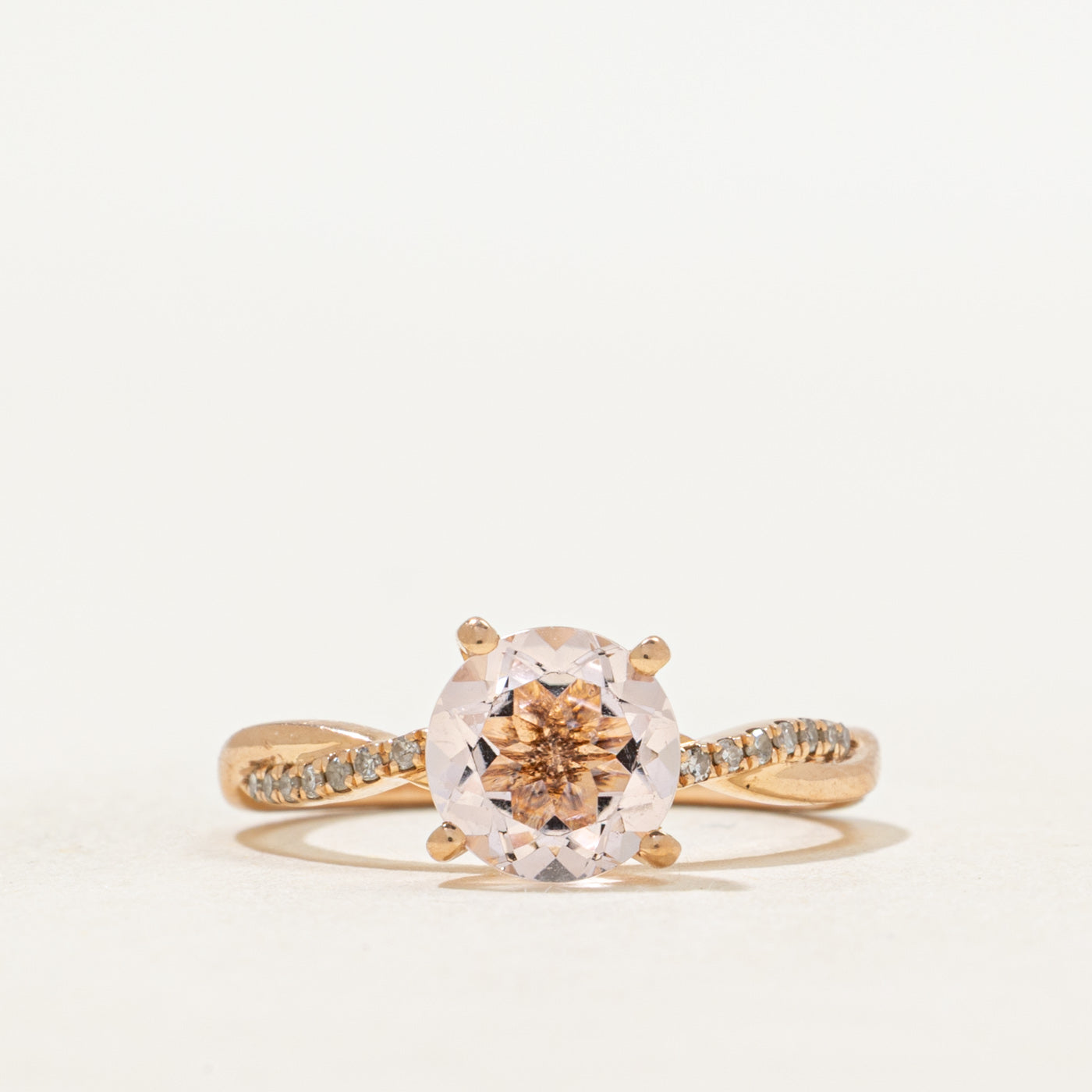 Bague torsadée en or rose, morganite et diamants | 0,81 ct, 0,06 ct au total | Taille 5