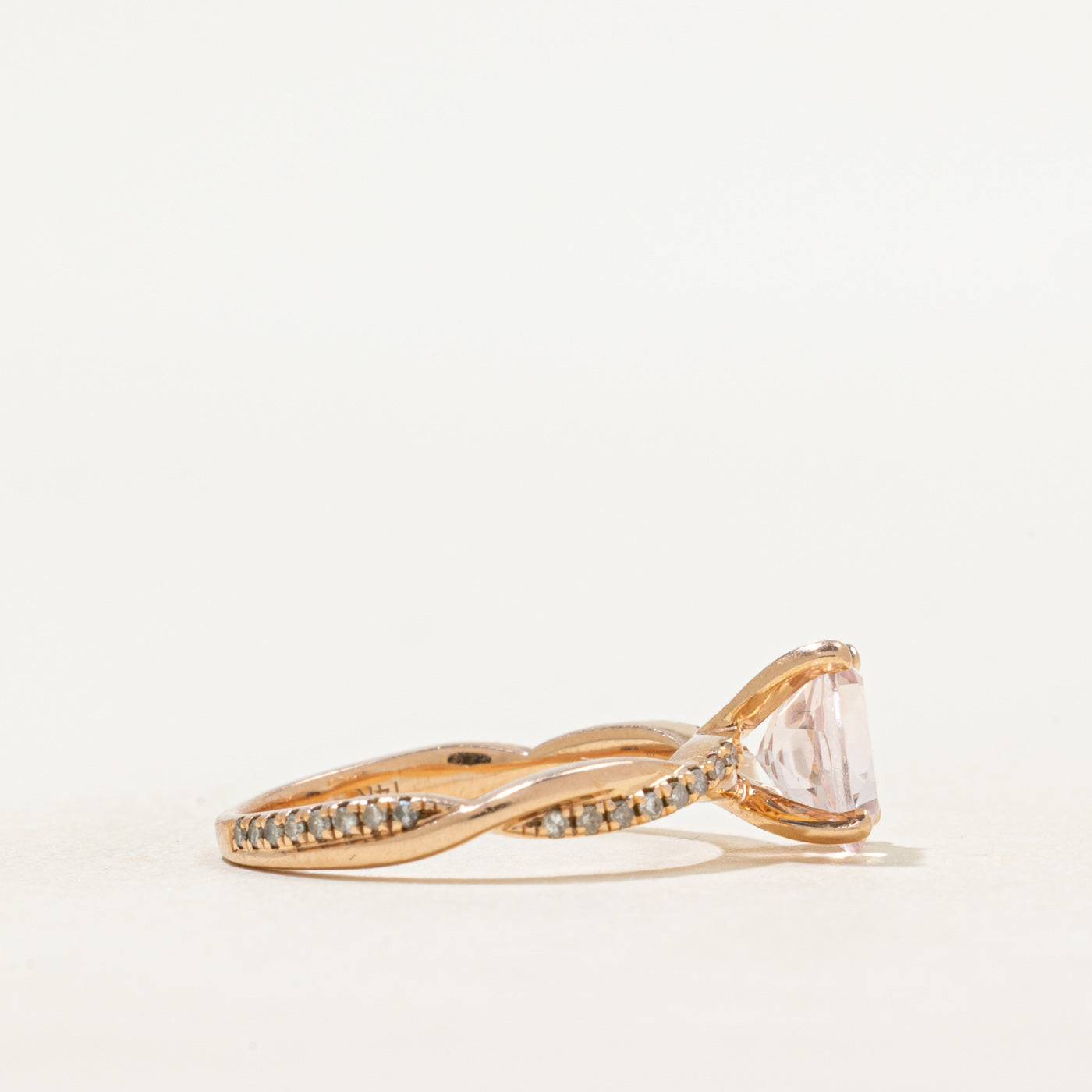 Bague torsadée en or rose, morganite et diamants | 0,81 ct, 0,06 ct au total | Taille 5