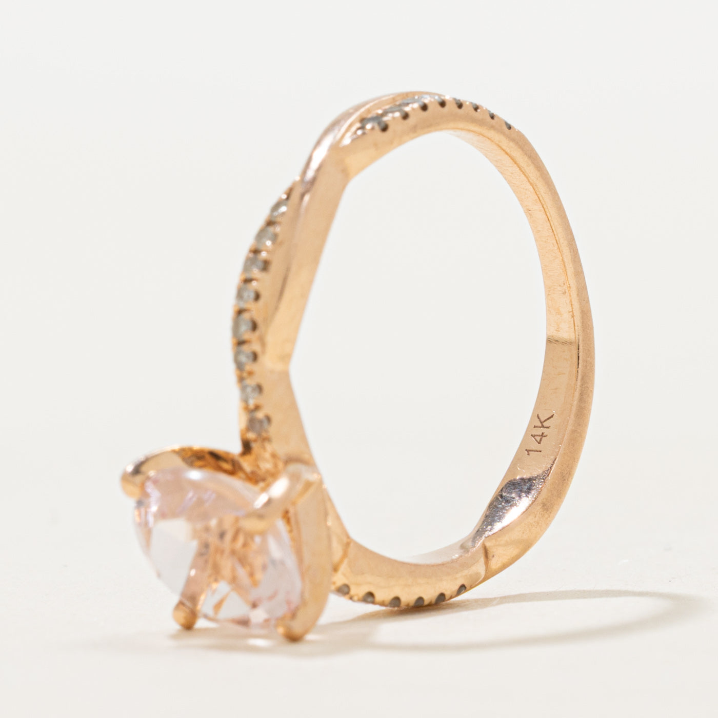 Bague torsadée en or rose, morganite et diamants | 0,81 ct, 0,06 ct au total | Taille 5