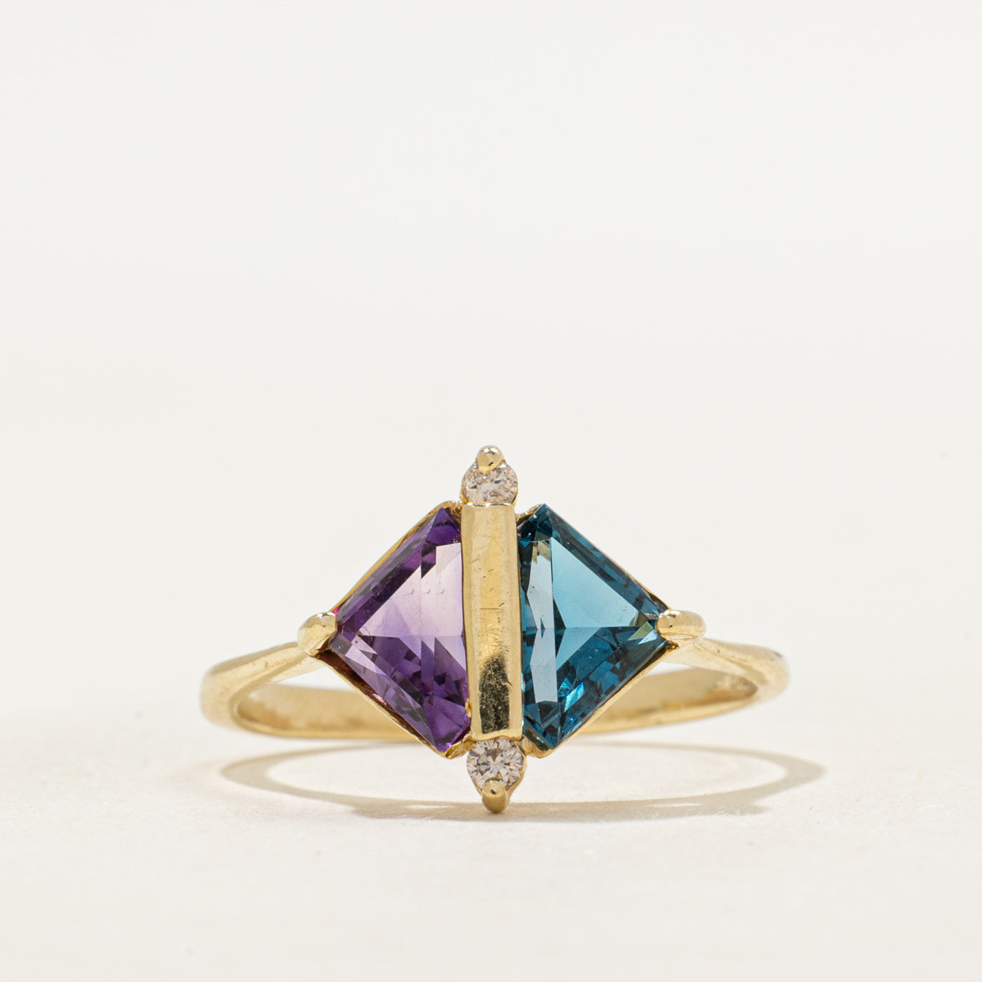 Bague en topaze bleue, améthyste et diamants | 1,64 ct au total, 0,04 ct | Taille 8,25