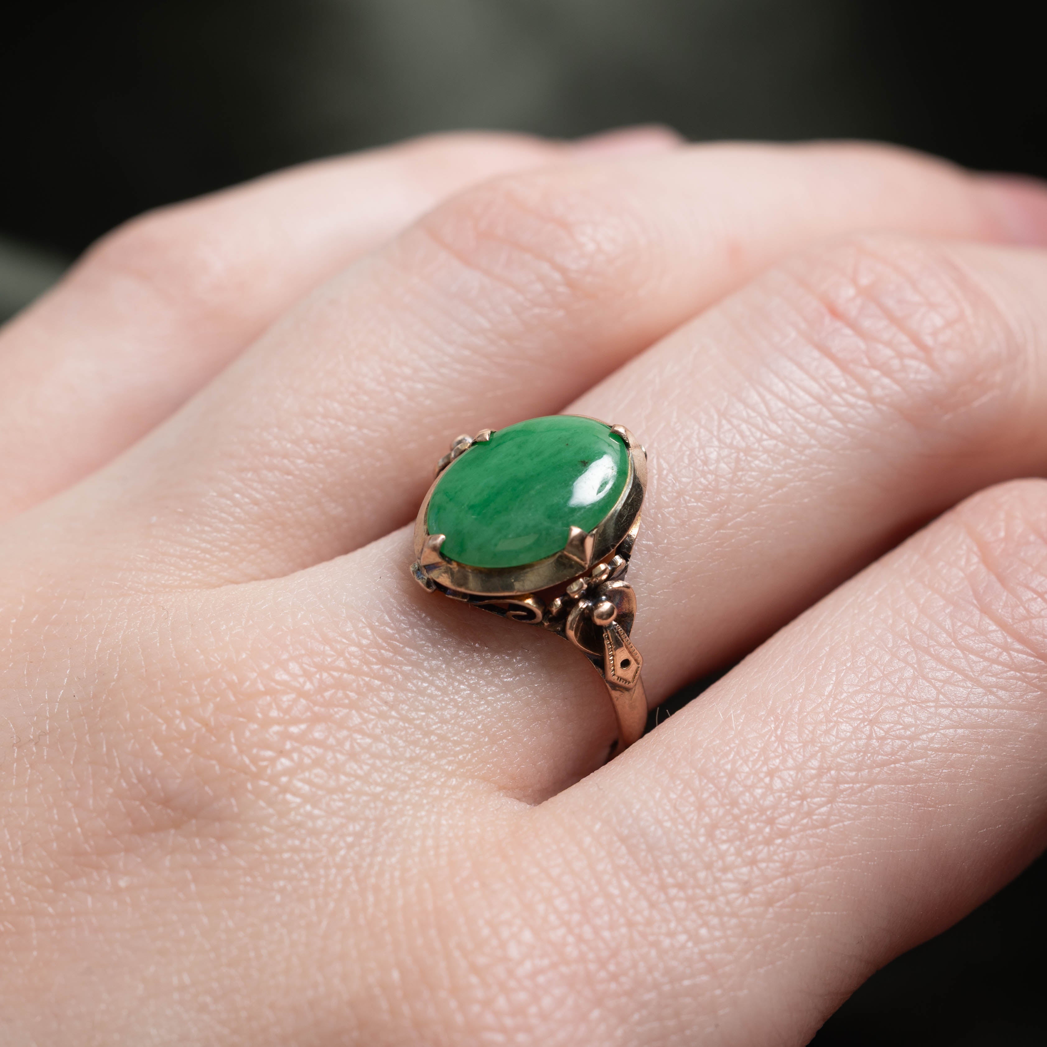 10k Oval Cut Jadeite Ornate Ring | 2.0ct | SZ 6.75