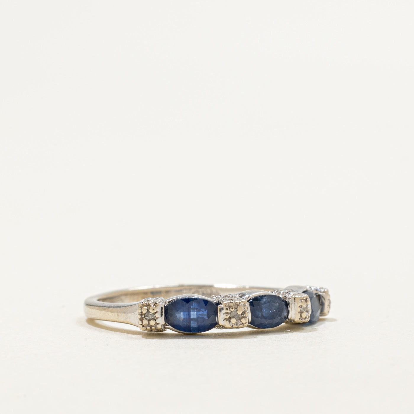 Bague trois pierres saphir et diamants en or 10 carats | 0,75 ct et 0,02 ct | Taille 6,75