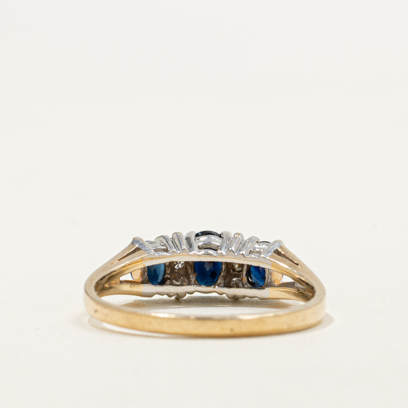 Bague trois pierres en or 10 carats avec saphirs et diamants | 1,00 ct au total, 0,04 ct au total | Taille 7,0