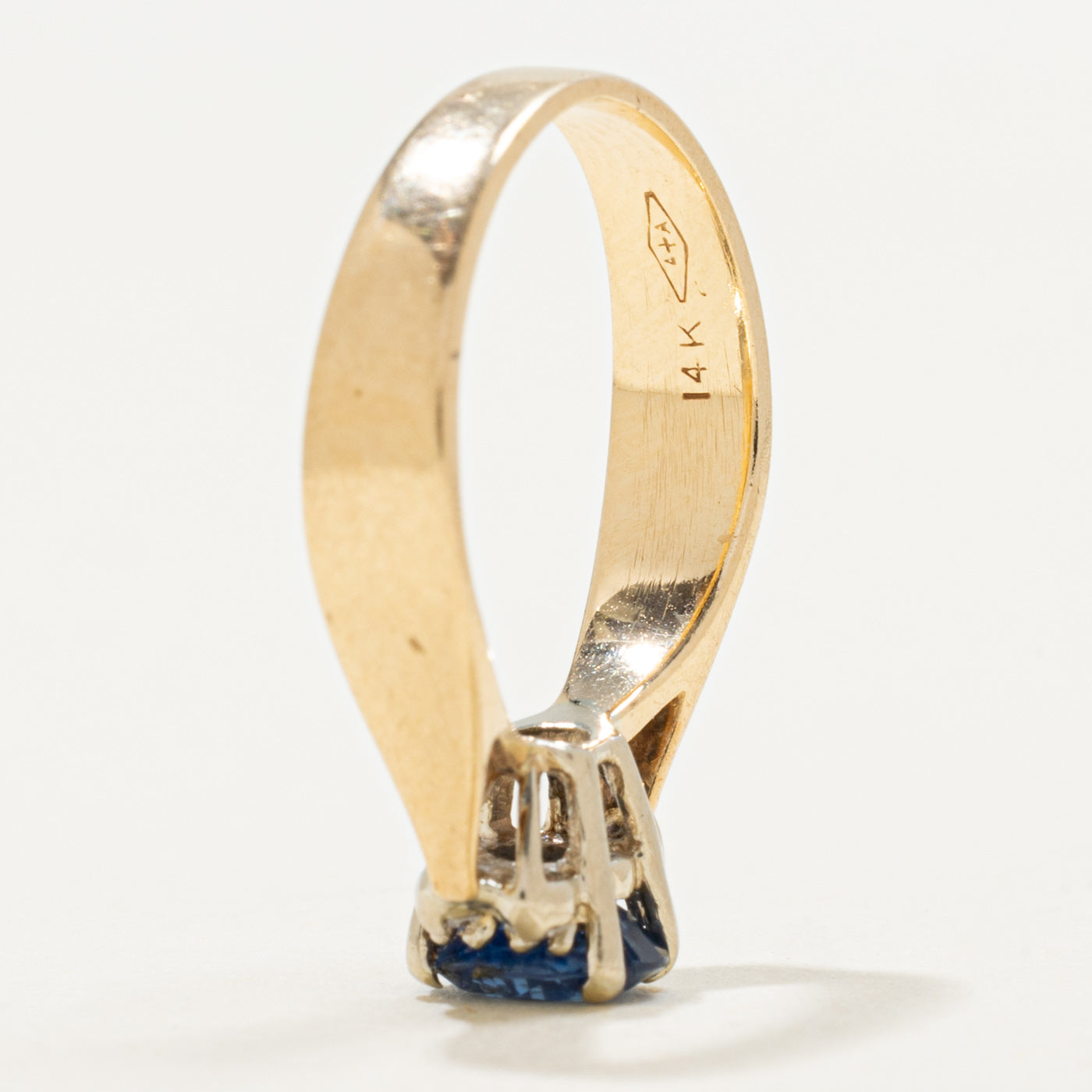 Bague en or 14 carats ornée d'un saphir ovale et de diamants | 0,70 ct, 0,06 ct au total | Taille 4,5