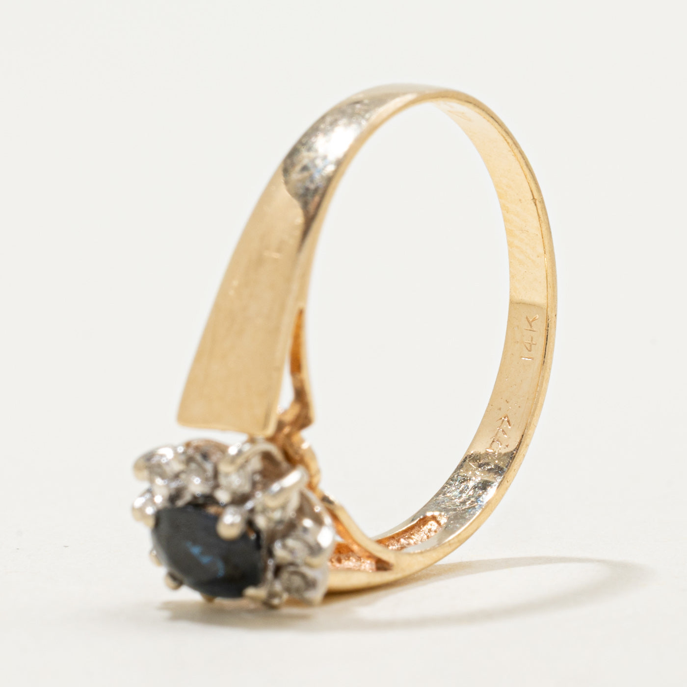 Bague halo pétale en or 14 carats sertie de saphirs et de diamants | 0,50 ct, 0,10 ct au total | Taille 6,75