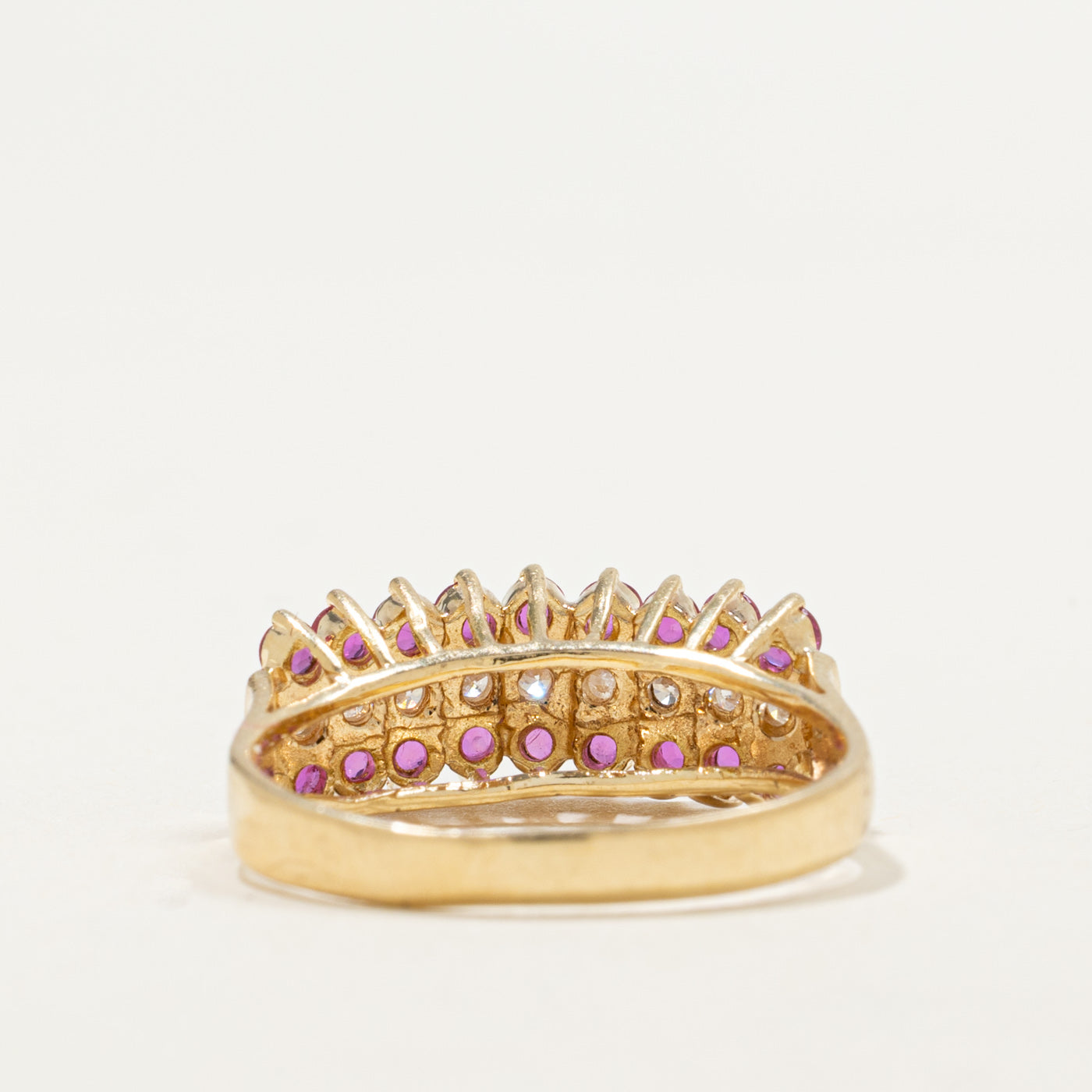 Bague multi-rangs en or 14 carats sertie de rubis ronds et de diamants | 0,65 ct au total, 0,22 ct au total | Taille 7