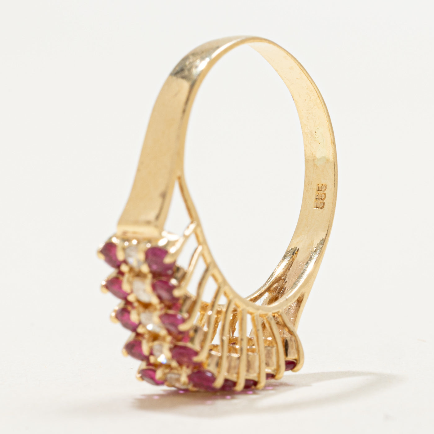 Bague multi-rangs en or 14 carats sertie de rubis ronds et de diamants | 0,65 ct au total, 0,22 ct au total | Taille 7