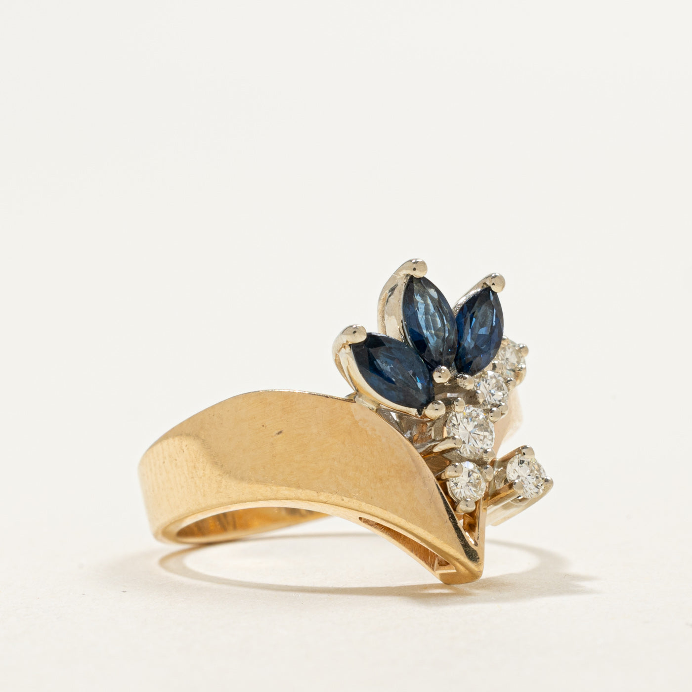 Bague en forme de chevron sertie de saphirs taille marquise 14 carats et de diamants | 0,36 ct au total, 0,20 ct au total | Taille 6,25