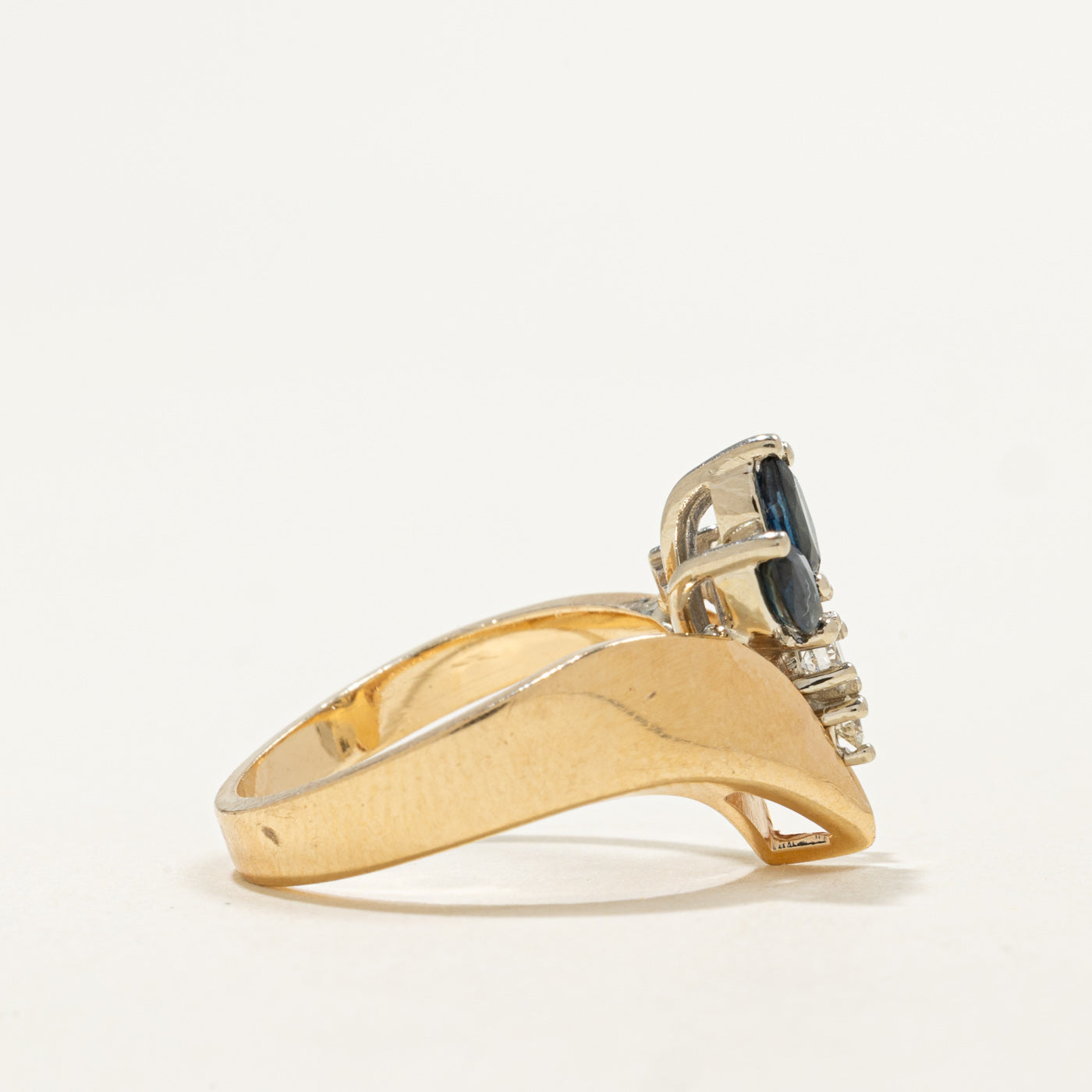 Bague en forme de chevron sertie de saphirs taille marquise 14 carats et de diamants | 0,36 ct au total, 0,20 ct au total | Taille 6,25