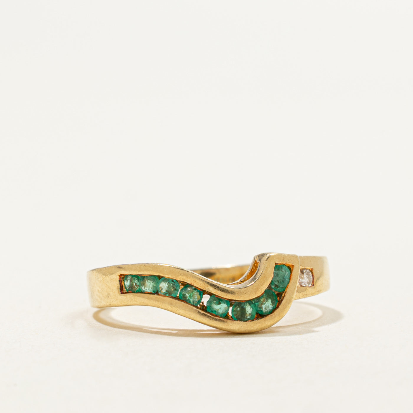 Bague Wave sertie d'émeraudes et de diamants en or 18 carats | 0,16 ct au total, 0,04 ct au total | Taille 6,75