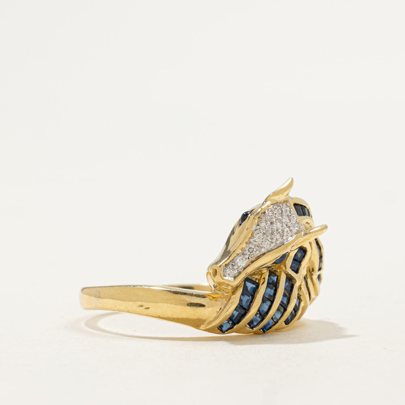 Bague cocktail cheval en or 18 carats, saphirs et diamants | 1,20 ct au total, 0,07 ct au total | Taille 11,5