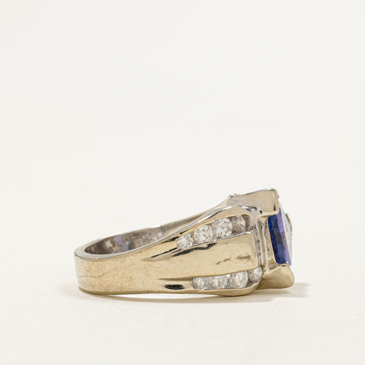 Bague géométrique en or 14 carats, tanzanite taille trillion et diamants | 2,59 ct, 0,50 ct au total | Taille 6,75