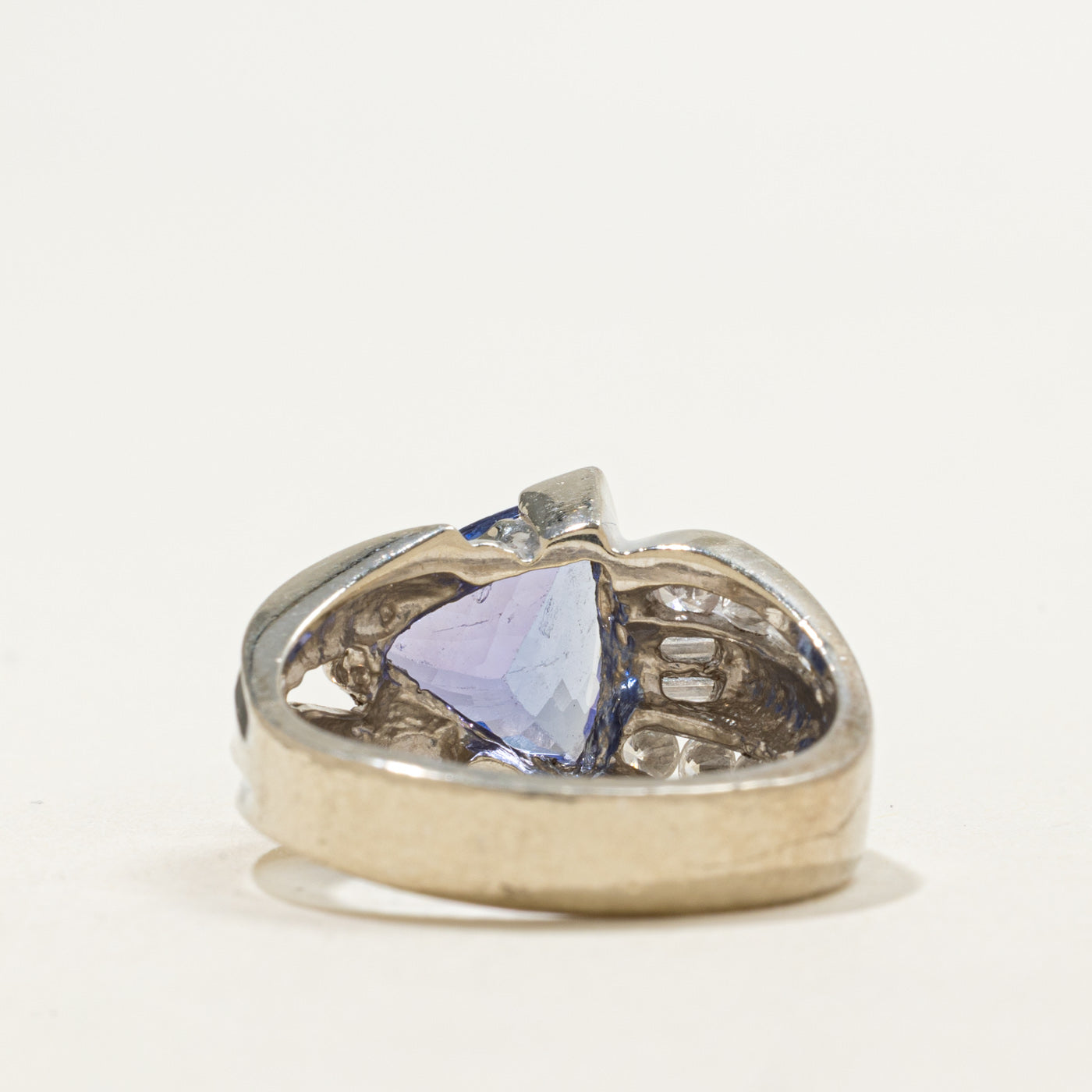 Bague géométrique en or 14 carats, tanzanite taille trillion et diamants | 2,59 ct, 0,50 ct au total | Taille 6,75