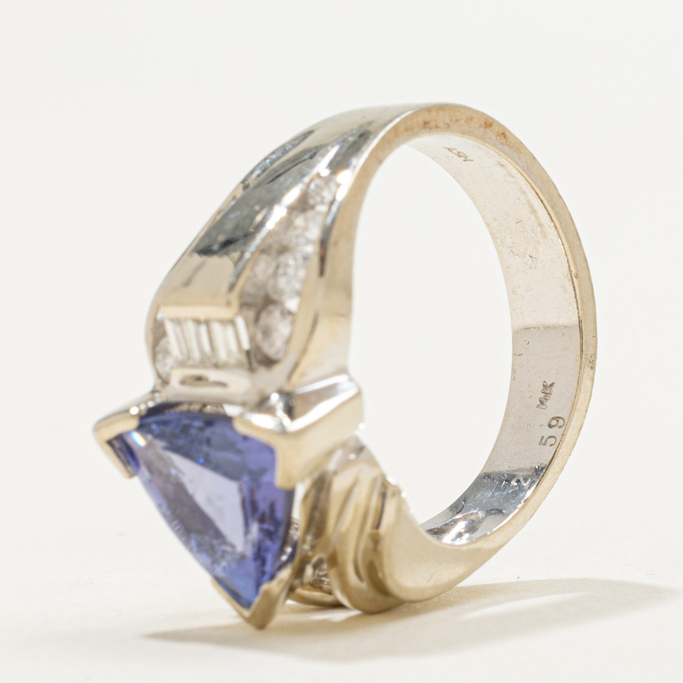 Bague géométrique en or 14 carats, tanzanite taille trillion et diamants | 2,59 ct, 0,50 ct au total | Taille 6,75