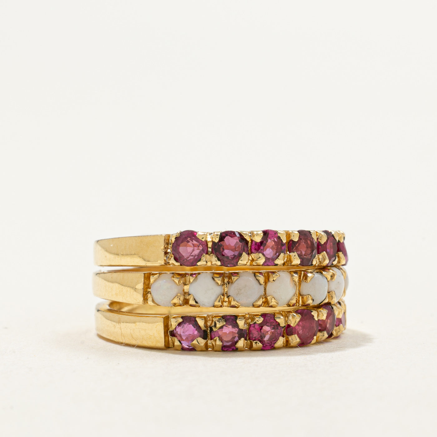 Bague multi-rangs en or 18 carats sertie de rubis ronds et d'opales | 1,20 ct au total, 0,50 ct au total | Taille 6,25