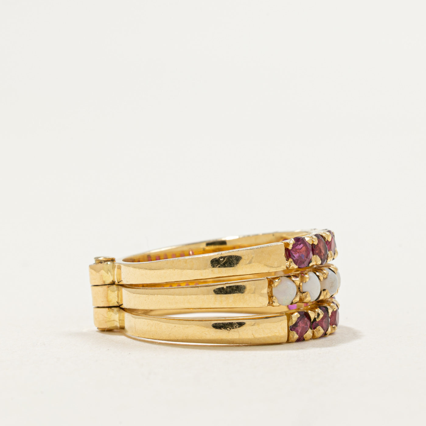 Bague multi-rangs en or 18 carats sertie de rubis ronds et d'opales | 1,20 ct au total, 0,50 ct au total | Taille 6,25