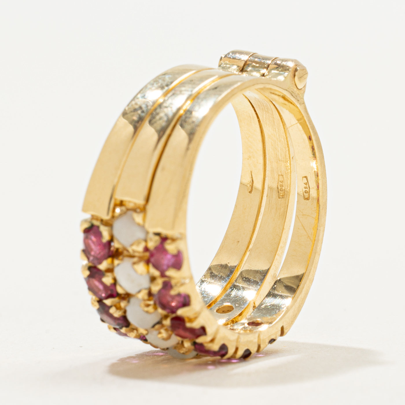 Bague multi-rangs en or 18 carats sertie de rubis ronds et d'opales | 1,20 ct au total, 0,50 ct au total | Taille 6,25