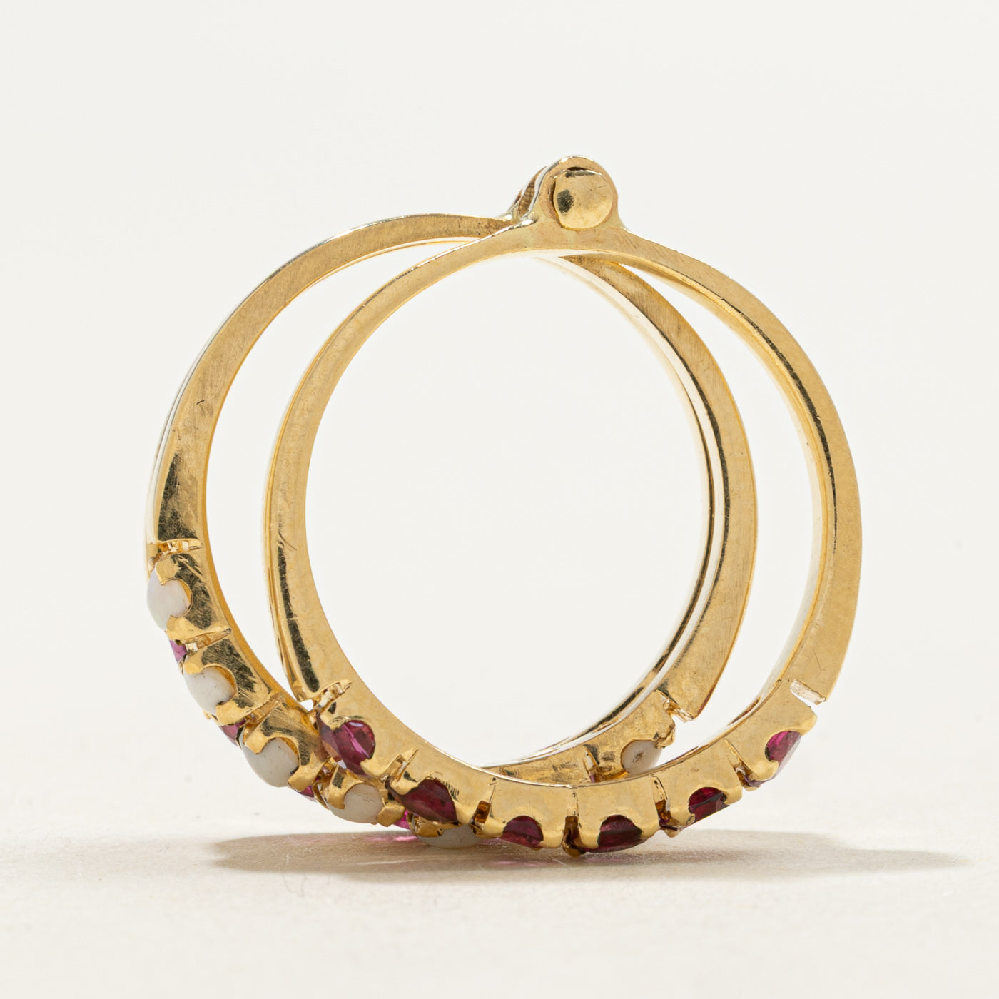 Bague multi-rangs en or 18 carats sertie de rubis ronds et d'opales | 1,20 ct au total, 0,50 ct au total | Taille 6,25